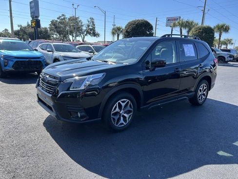 Used 2023 Subaru Forester Premium image 3