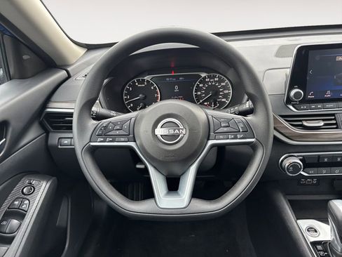 Used 2025 Nissan Altima 2.5 SV image 15