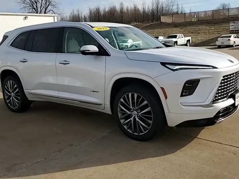 Used 2025 Buick Enclave Avenir image 2