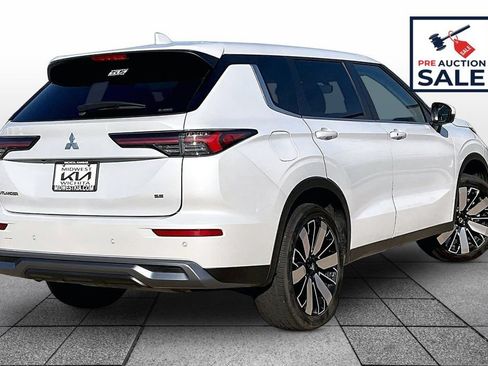 Used 2025 Mitsubishi Outlander SE AWD/4WD image 13