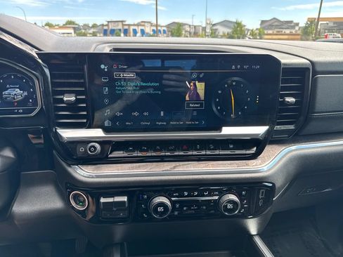 Used 2023 Chevrolet Silverado 1500 LTZ AWD/4WD image 17
