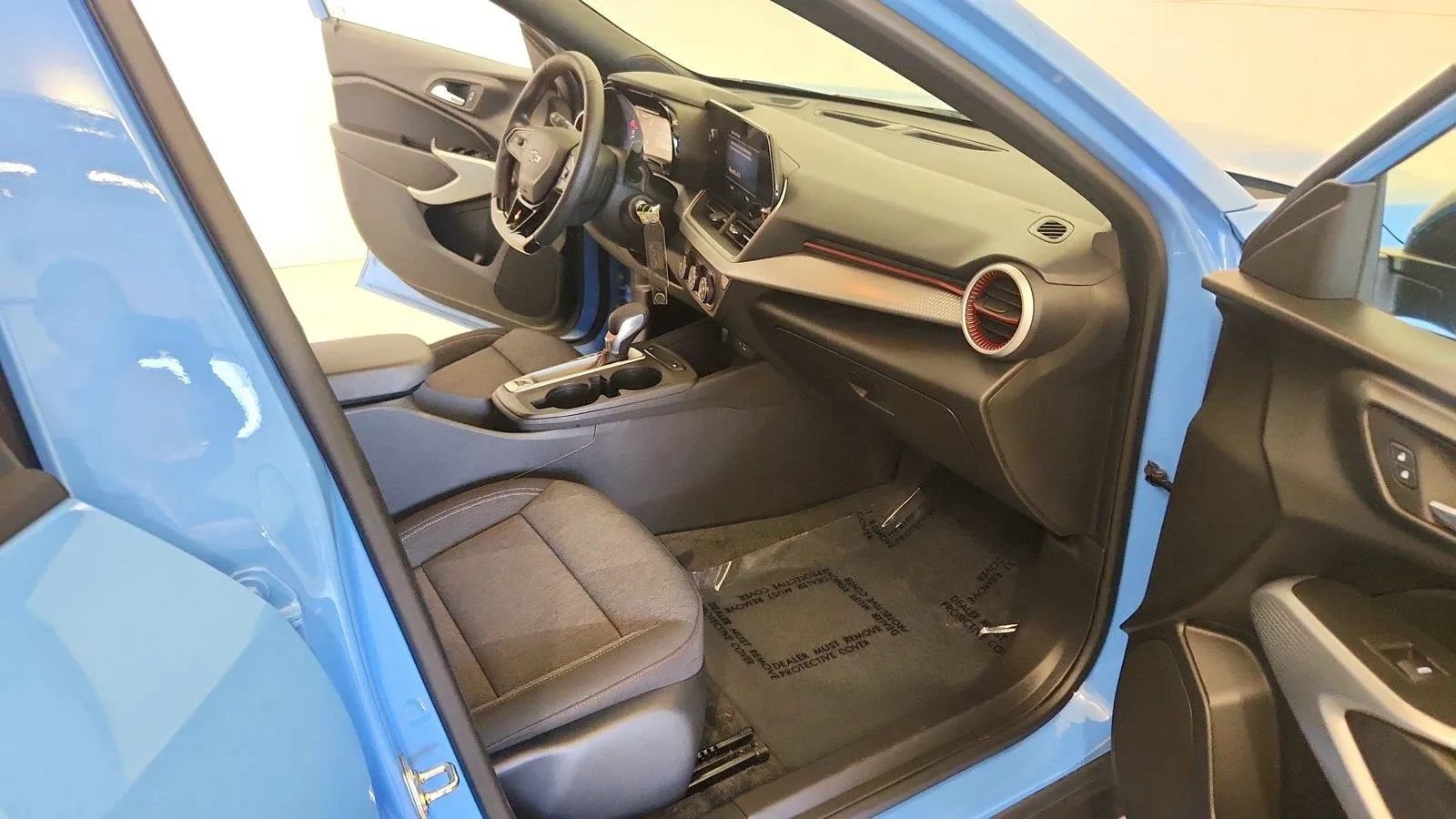 Used 2024 Chevrolet Trax RS w/ Sunroof Package FWD image 28