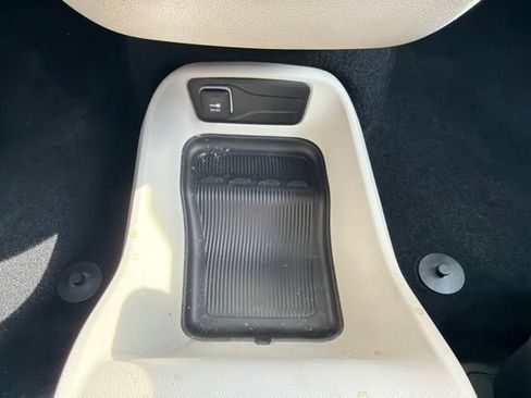 Used 2022 Chrysler Voyager LX FWD image 33
