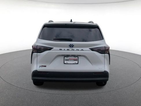 Used 2025 Toyota Sienna XLE w/ XLE Plus Package FWD image 5
