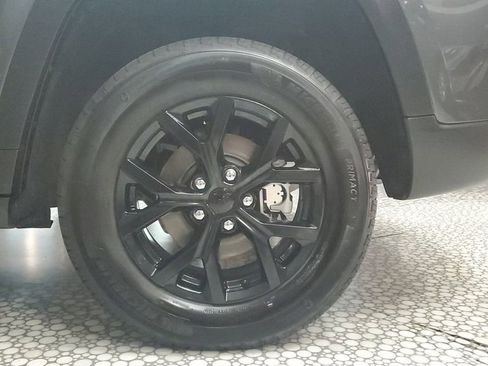 Used 2025 Jeep Grand Cherokee Altitude image 6