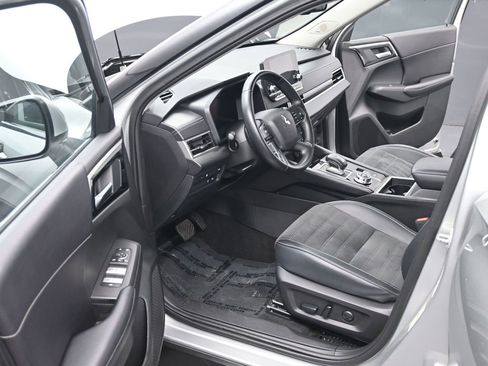 Used 2024 Mitsubishi Outlander SE image 9