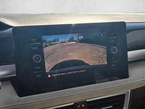 Used 2025 Volkswagen Taos SE FWD image 12