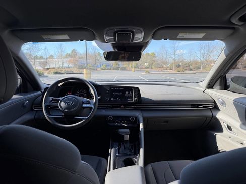 Used 2023 Hyundai Elantra SEL w/ Preferred Accessory Package image 21