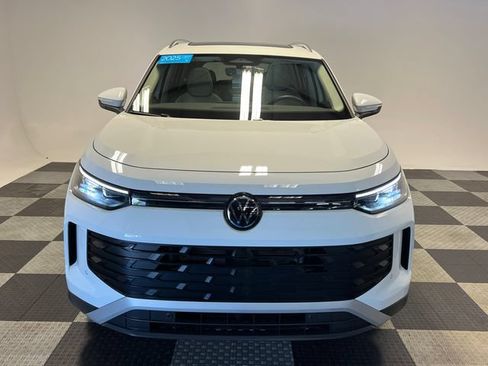 Certified 2025 Volkswagen Tiguan SE w/ Panoramic Sunroof Package FWD image 2