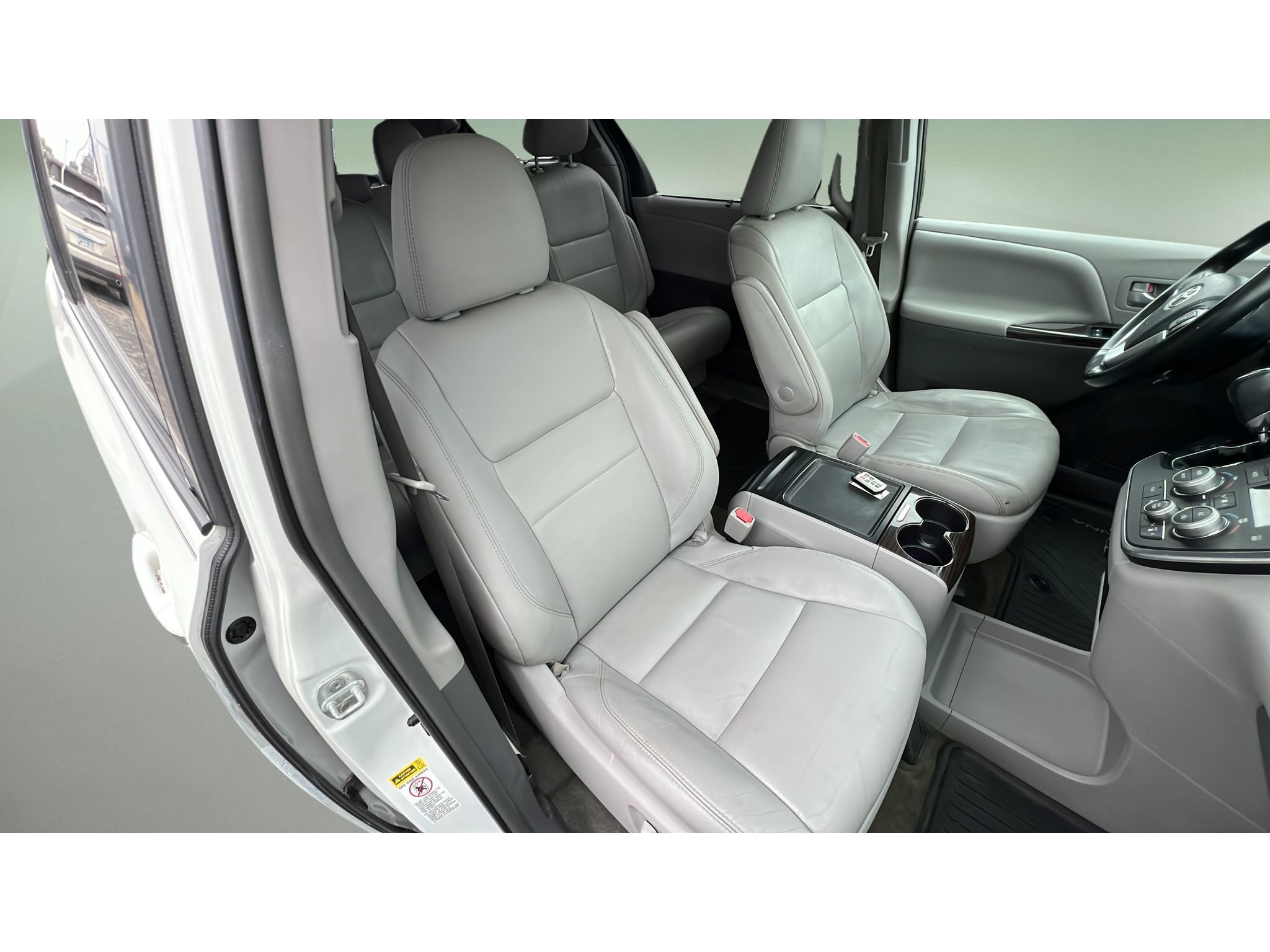Used 2017 Toyota Sienna XLE FWD image 32