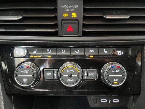 Certified 2024 Volkswagen Jetta SE w/ Panoramic Sunroof Package image 17