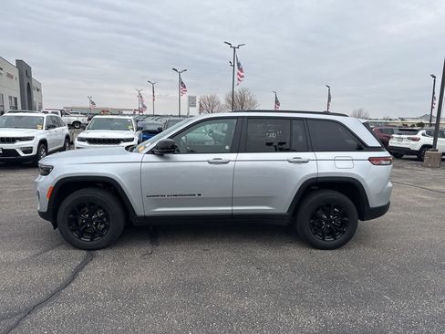 Used 2025 Jeep Grand Cherokee Altitude AWD/4WD image 9