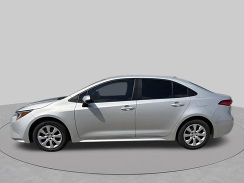 Used 2022 Toyota Corolla LE FWD image 3