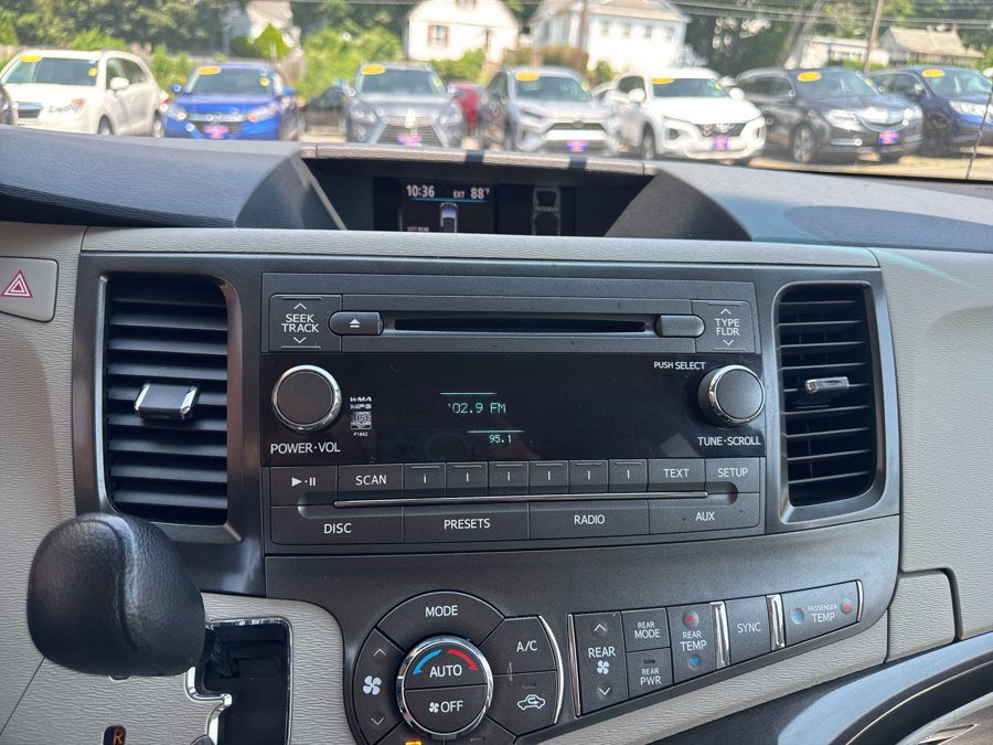 Used 2013 Toyota Sienna LE FWD image 25