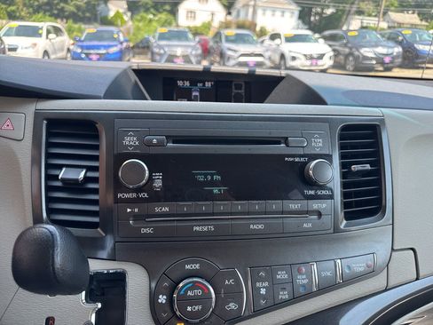 Used 2013 Toyota Sienna LE FWD image 25