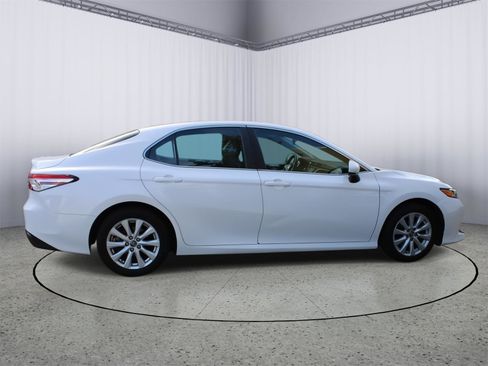 Used 2018 Toyota Camry LE image 8