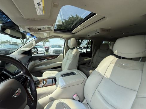 Used 2016 Cadillac Escalade Luxury RWD image 26