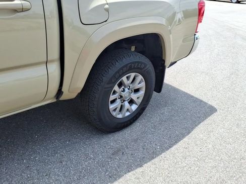 Used 2017 Toyota Tacoma SR5 w/ Tow Package AWD/4WD image 5