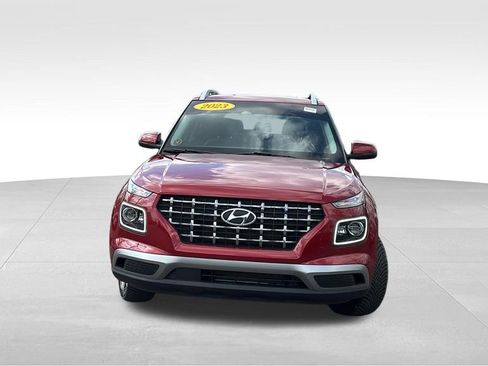 Used 2023 Hyundai Venue Limited image 2
