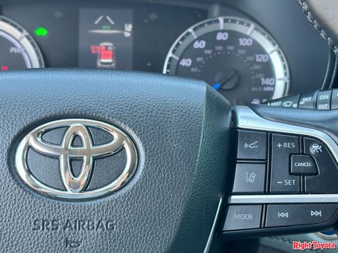 Used 2022 Toyota Highlander LE FWD image 22