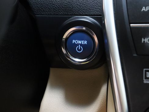 Used 2017 Toyota Camry XLE w/ Moonroof Package FWD image 18