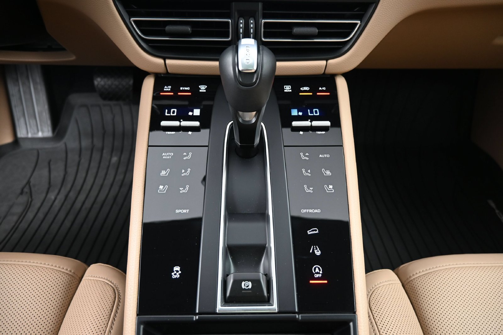 Certified 2025 Porsche Macan AWD/4WD image 17