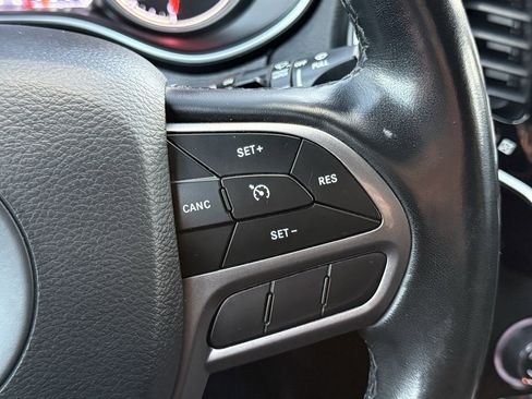 Used 2019 Jeep Cherokee Limited image 25