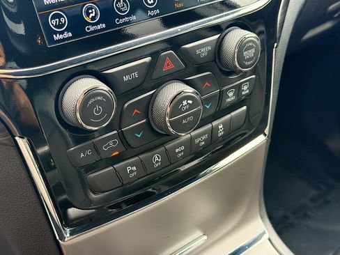 Used 2022 Jeep Grand Cherokee Laredo X image 33