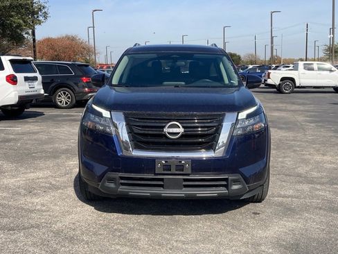 Used 2024 Nissan Pathfinder SV image 2