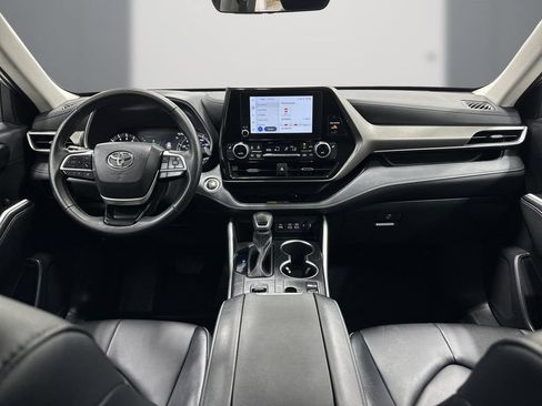 Used 2025 Toyota Highlander XLE FWD image 18
