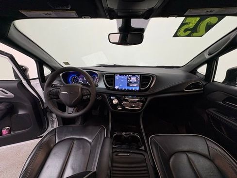 Certified 2025 Chrysler Pacifica Limited image 16