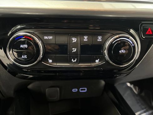 Used 2025 Chevrolet Trax LT w/ LT Convenience Package FWD image 54