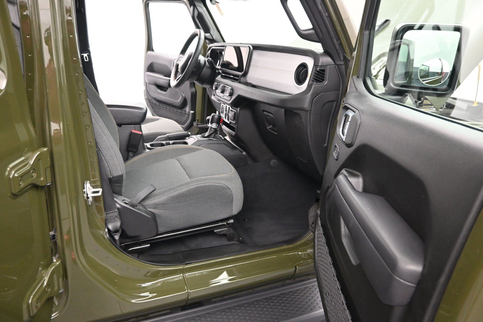 Used 2024 Jeep Wrangler Unlimited w/ Convenience Group AWD/4WD image 15