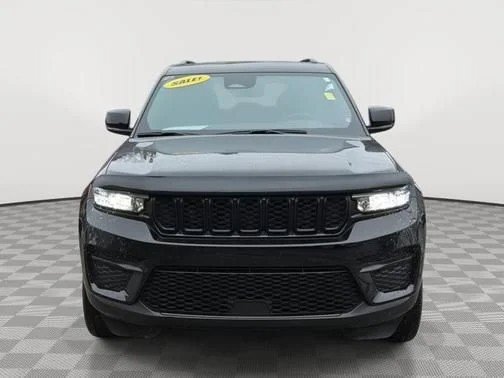 Used 2023 Jeep Grand Cherokee Altitude AWD/4WD image 7