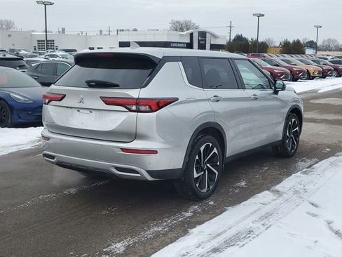 Used 2024 Mitsubishi Outlander SE image 3
