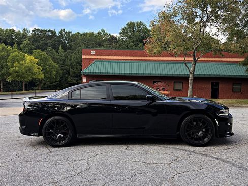 Used 2018 Dodge Charger R/T w/ Premium Group RWD image 4