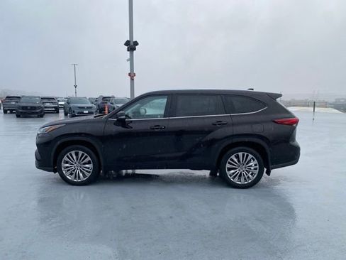 Certified 2022 Toyota Highlander Platinum image 9