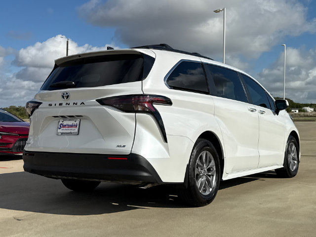 Used 2025 Toyota Sienna XLE FWD image 8