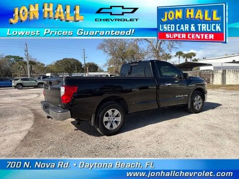 Used 2018 Nissan Titan SV image 12