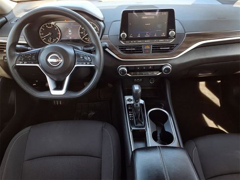 Used 2024 Nissan Altima 2.5 SV image 12