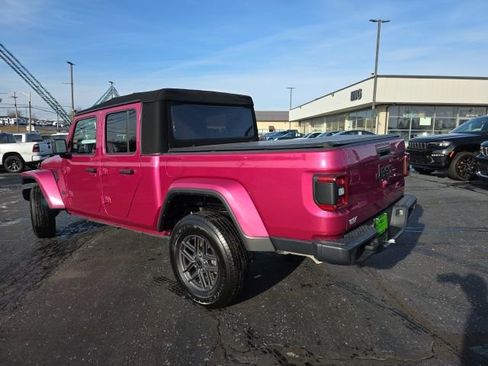 Used 2024 Jeep Gladiator Sport image 4
