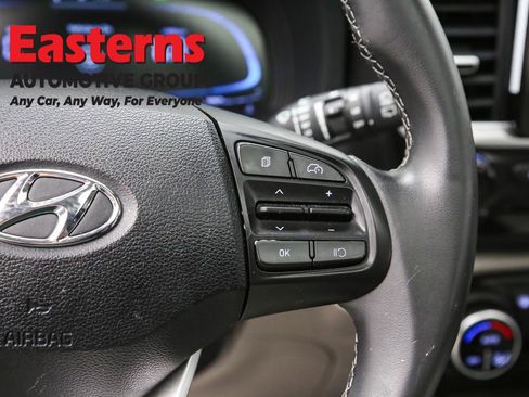 Used 2025 Hyundai Venue SEL image 16