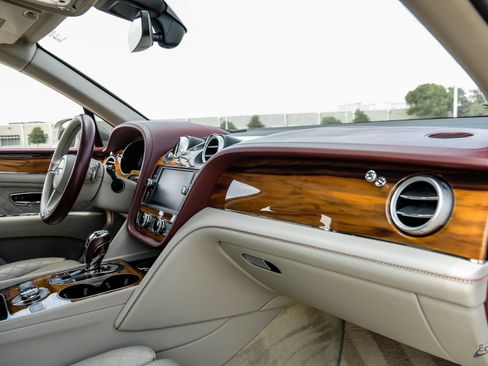Used 2020 Bentley Bentayga Plug-In Hybrid AWD/4WD image 46