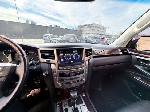 Used 2013 Lexus LX 570 4WD w/ Luxury Pkg image 17