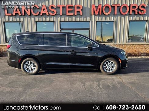 Used 2023 Chrysler Pacifica Touring-L FWD image 1