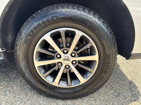 Used 2018 Ford Expedition XLT w/ Equipment Group 202A AWD/4WD image 11
