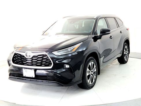 Used 2024 Toyota Highlander XLE image 2