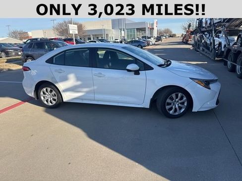 Used 2025 Toyota Corolla LE image 2