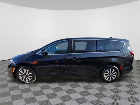 Used 2023 Chrysler Pacifica Touring-L image 5