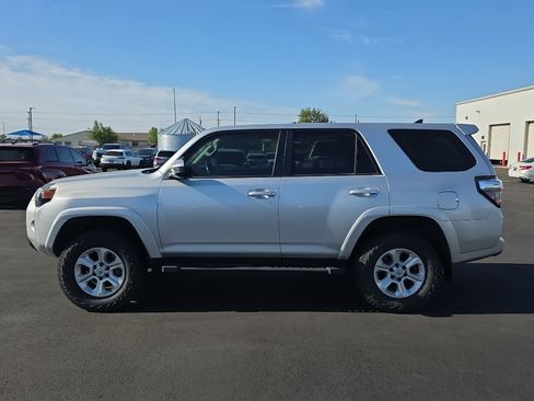 Used 2015 Toyota 4Runner SR5 AWD/4WD image 4